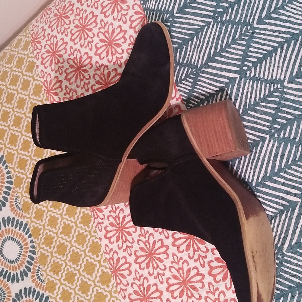 Black heeled boots